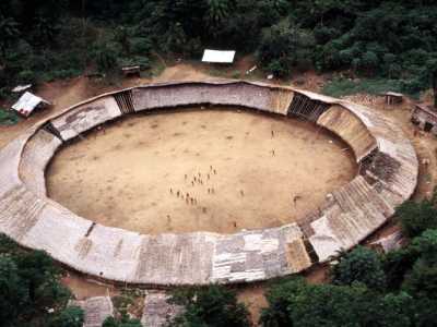 Gli Yanomami vivono in uno shabono, un insieme di capanne costruite una accanto all'altra in modo da formare un cerchio